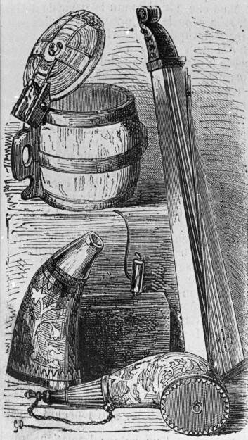 Industrie islandaise. Vase en bois pour le lait, guitare, violon, gourde, gobelet en ivoire, pipe en fer.