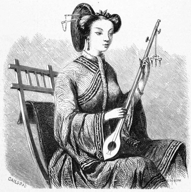 Femme chinoise jouant de la guitare.