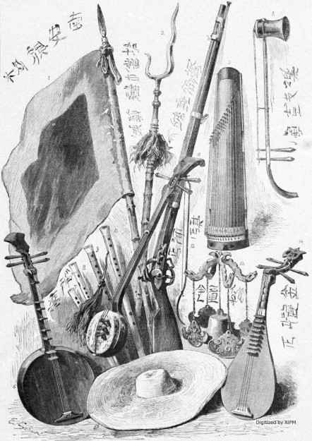 L’expédition du Tonkin. — Armes, instruments de musique et drapeau enlevés aux « Pavillons-Noirs » après la prise de Nam-Dinh... 4. Instrument de musique à 2 cordes. — 5. Harpe à 16 cordes. — 6. Guitare à 4 cordes. — 7, 8, 9, 10, flûtes. — 11. Violon à 3 cordes, garni en peau de serpent. — 12. Archet. — 13. Clochette. —14. Guitare à 4 cordes...