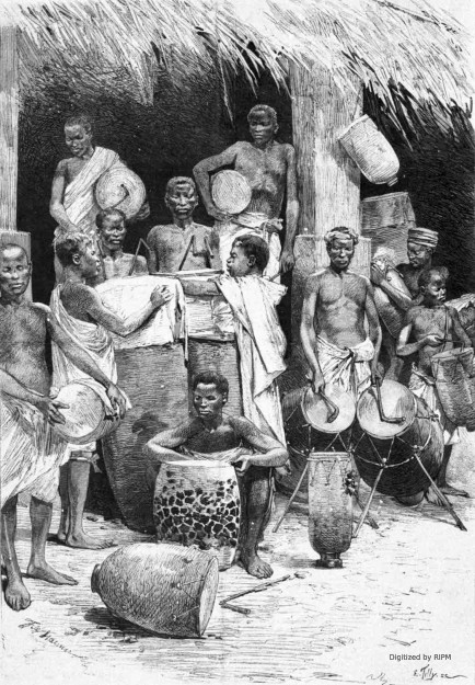 Au Dahomey. — La fabrication des tambours.